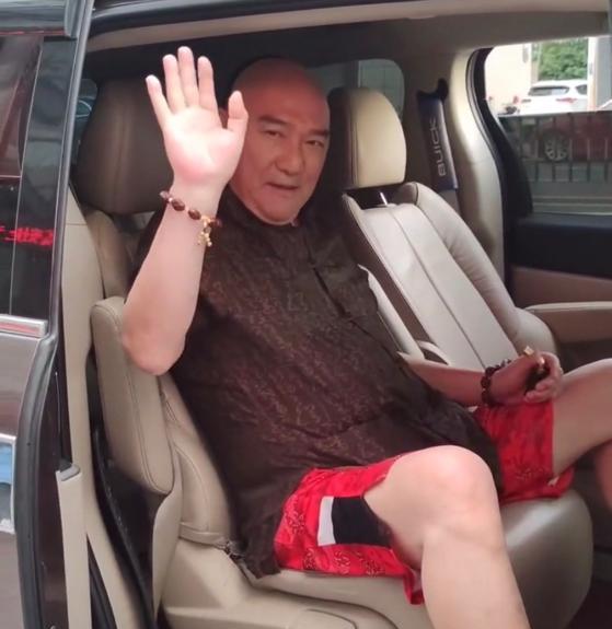 王绘春|59岁王绘春在横店拍戏，被路人拍照还微笑招手：有老戏骨的风范