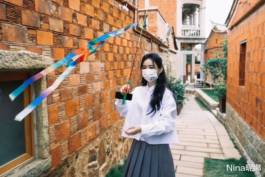 赵丽颖|赵丽颖打卡芜湖古城,穿衬衫配百褶裙放风筝,学院风打扮邻家感十足