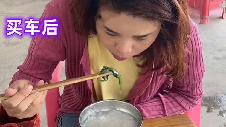女子买车后穷得响叮当，遭朋友无情调侃：不听劝，活该天天吃红薯