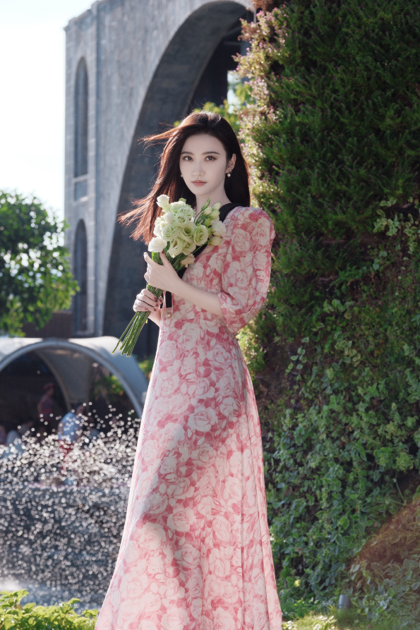 景甜|景甜初秋粉裙plog上线,手拿花束绿色草地,飘逸的长发好美