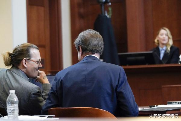 强尼·戴普|安珀赫德泪崩全说了！强尼戴普扯掉她衣服“搜身”，还原被施暴N年内幕