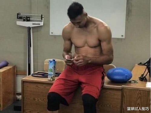 易建联|中国体坛5大“非人类”肌肉：军神背肌夹A4纸，苏神大腿如同水桶