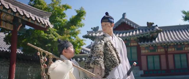 王后伞下|《王后伞下》老二又帅又善良，怪不得这个女子要追着他跑，太甜蜜