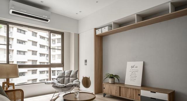 电视墙上有房门，不一定非要做隐形，分享4种设计方案，也挺漂亮