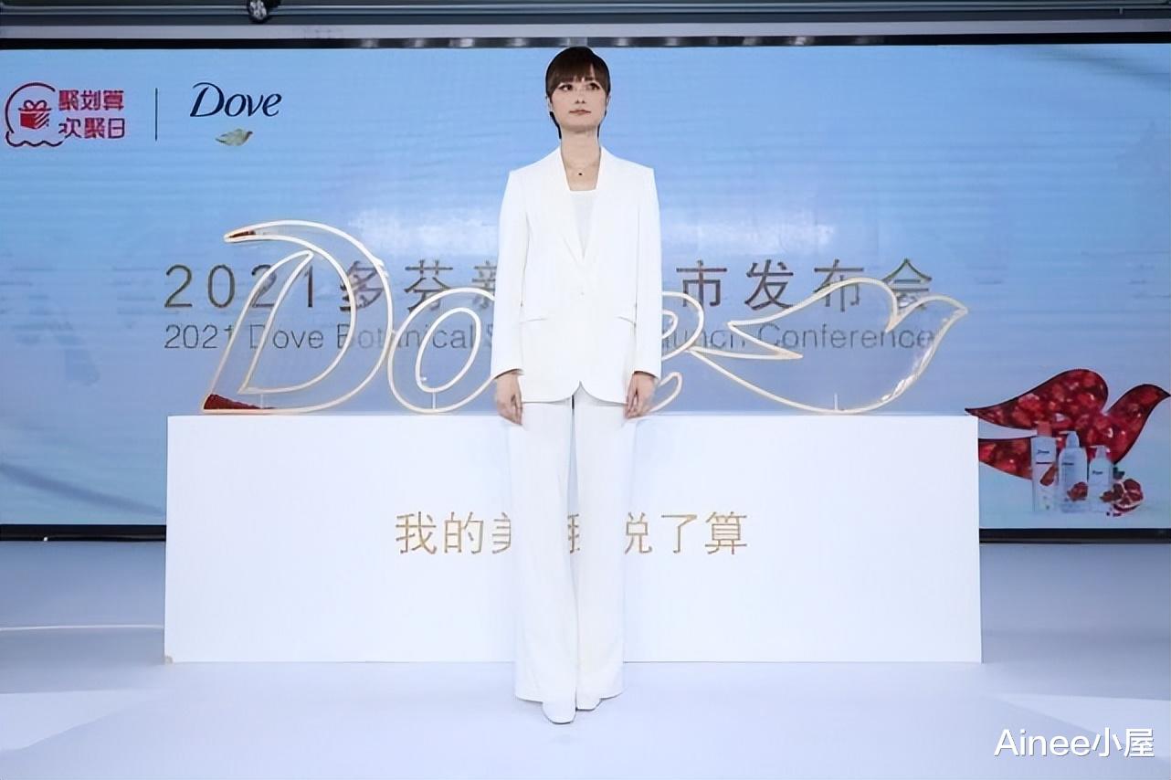 李宇春的气场可真足，亮片西装显得肩膀有点宽，配皮裤挺显身材