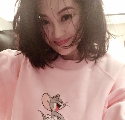 卫衣 许晴逆天了,披散着短发穿粉红卫衣性感时尚又撩人,很有魅力