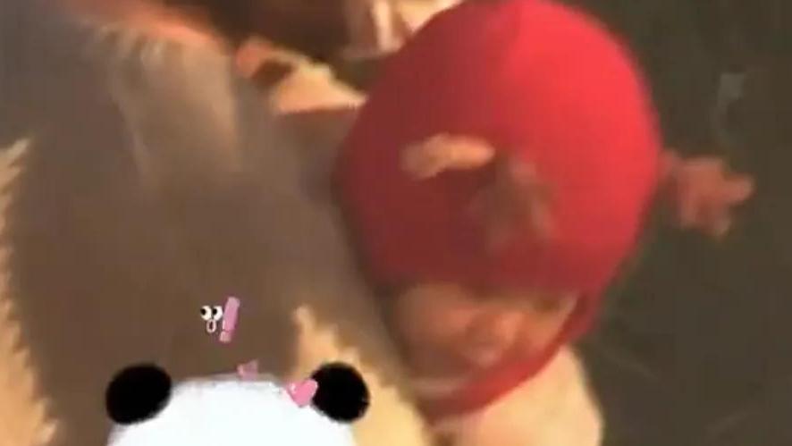 唐艺昕|唐艺昕带娃玩耍，母女俩互动有爱，2岁小樱桃模样很像爸爸张若昀