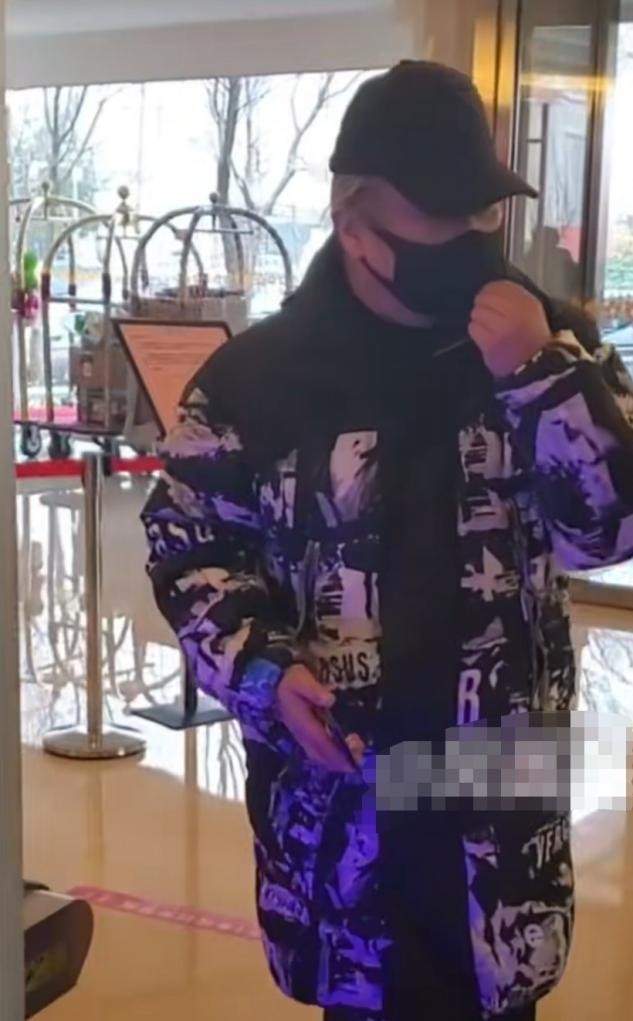 刘欢|刘欢现身参加春晚彩排,帽子下头发花白,58岁精神抖擞身材健硕