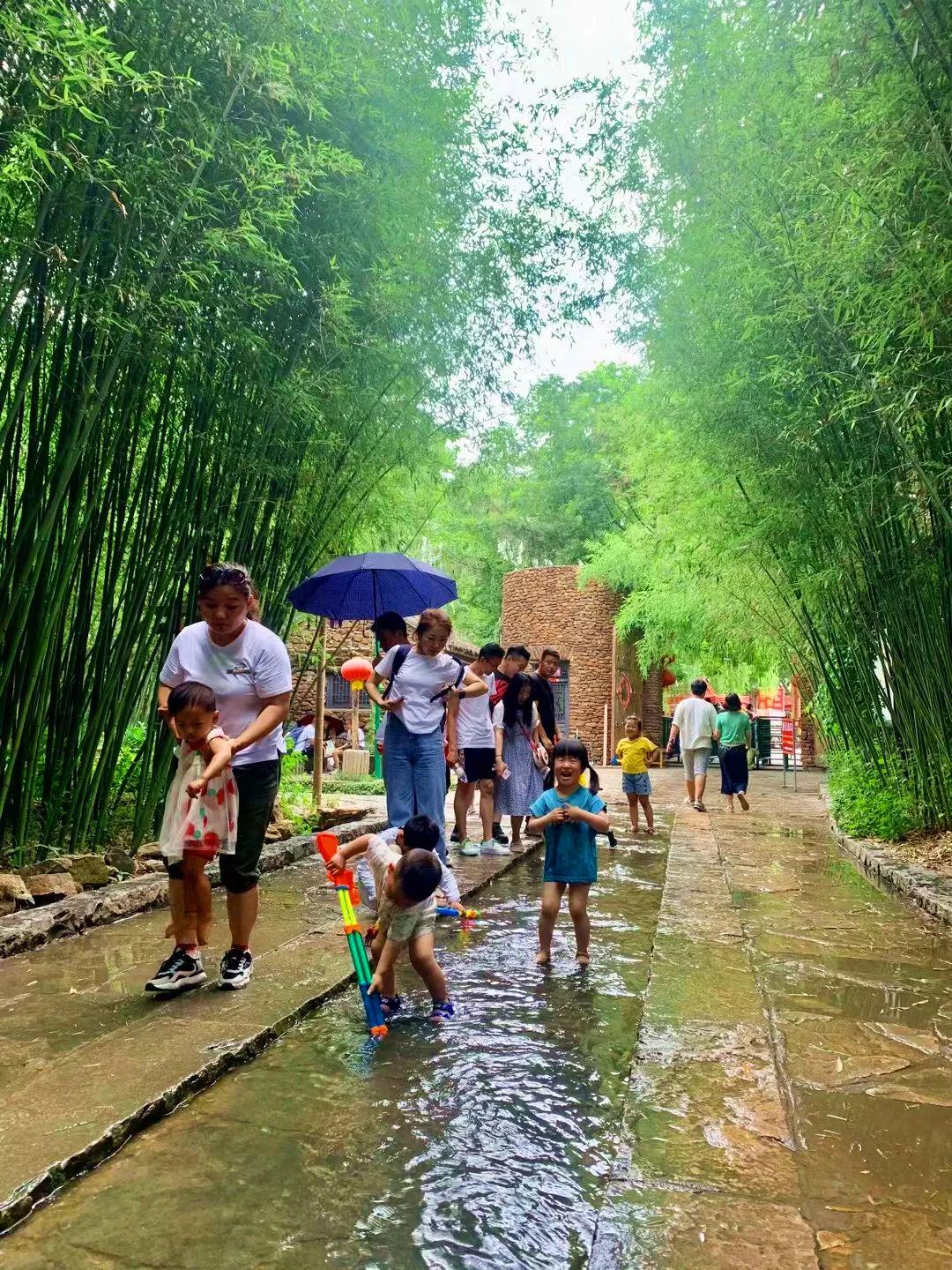 竹泉村|夏天到了！那么多人都选择来竹泉村·红石寨，你说究竟有多值！