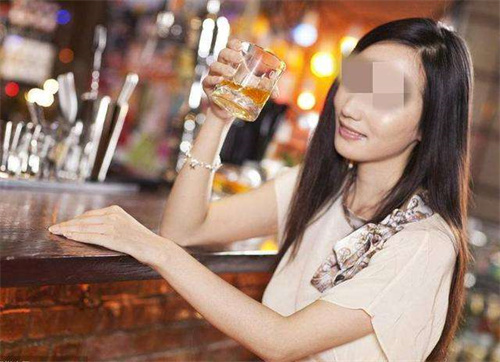 回顾东莞女子参加聚会喝醉,31岁邻居送她回家,趁丈夫外出爬上床