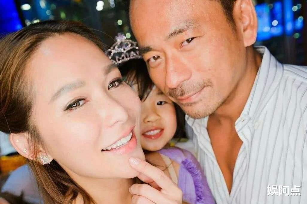 迪丽热巴|洗米嫂再度回归阔太生活，大胆秀出香肩，美食甜品尽显奢华