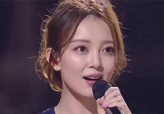 庆贺|好声音梁钰莹回老家摆喜酒庆贺，非常接地气，与众人合影