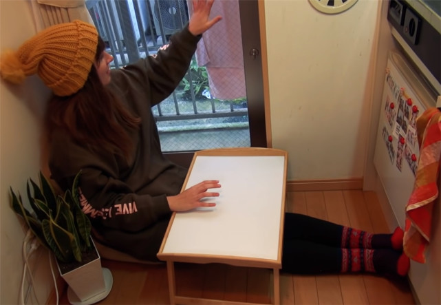 90后姑娘住进日本8㎡“缝隙房”，吃饭坐地上，睡觉爬梯子