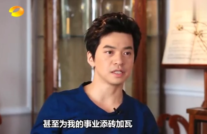 李健|李健42岁妻子罕曝光，紧跟老公录节目似粘人精，长发飘飘气质出众