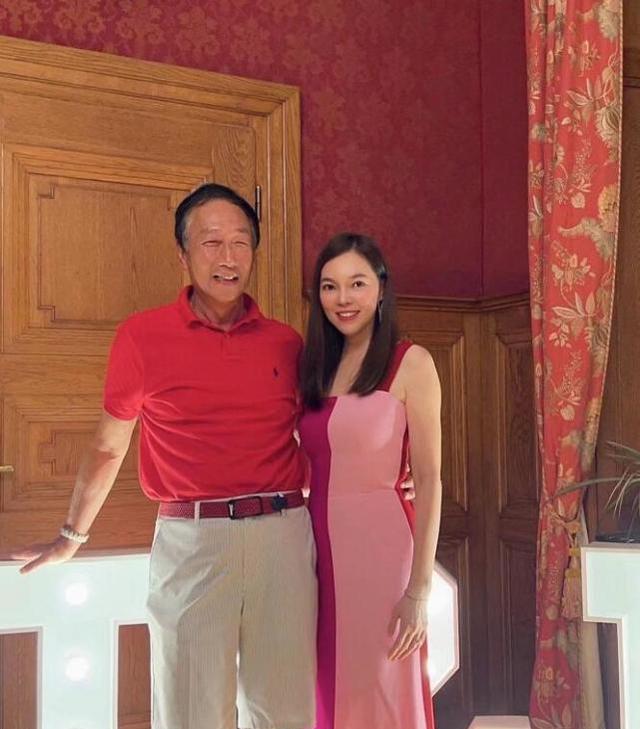 曾馨莹|富士康老总郭台铭办豪华派对，搂小24岁娇妻切蛋糕，庆结婚14周年