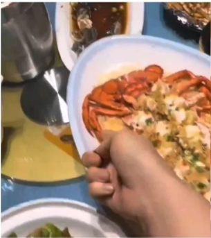 江西吉安，一名女子请朋友吃龙虾，因害怕商家偷换，便在事前悄悄折断了一只小龙虾的腿