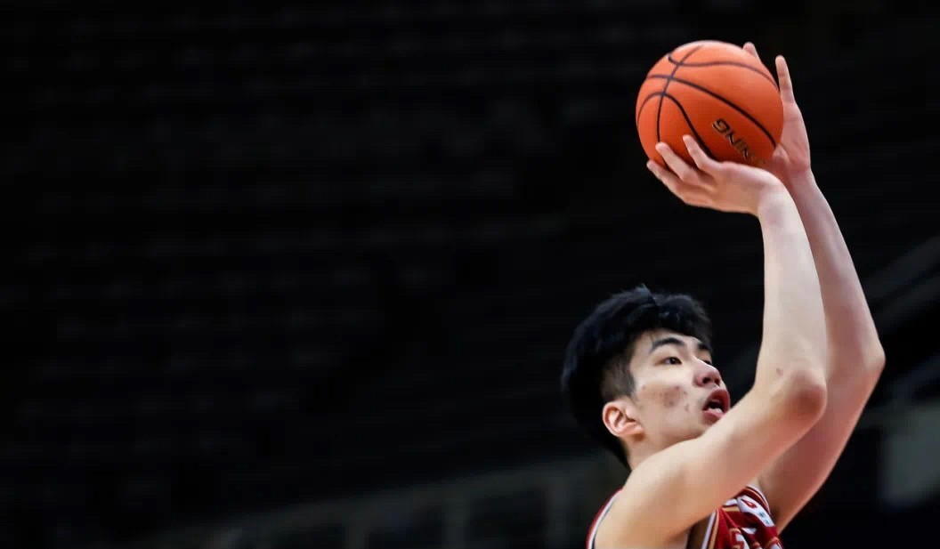 加里·内维尔|篮坛小姚明冲击NBA，年仅19岁！山东15岁小将冒头，身高2米15