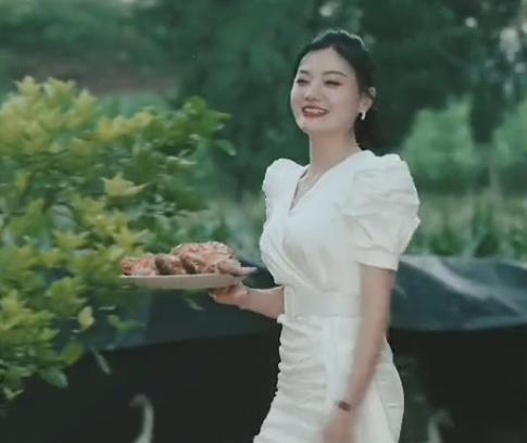 |网红唐小鱼穿高开叉连衣裙，躺在摇椅上遭吐槽，网友：建议封杀