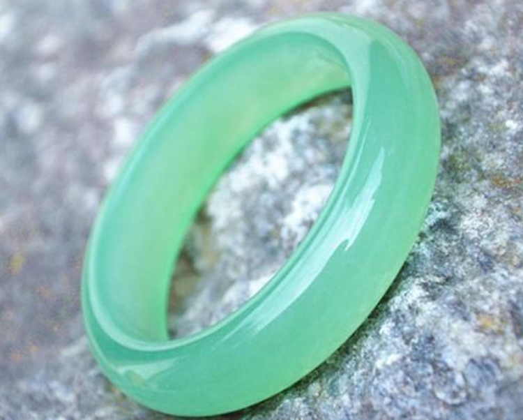 翡翠|翡翠是没有价格的,因为它的价值体现在多方面,没有标准的范围