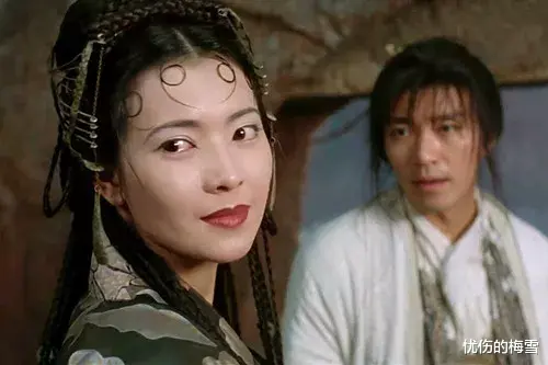 蓝洁瑛|《大话西游》拍摄现场,蓝洁瑛拿着一个盛了饭的小碗,快速地吃着