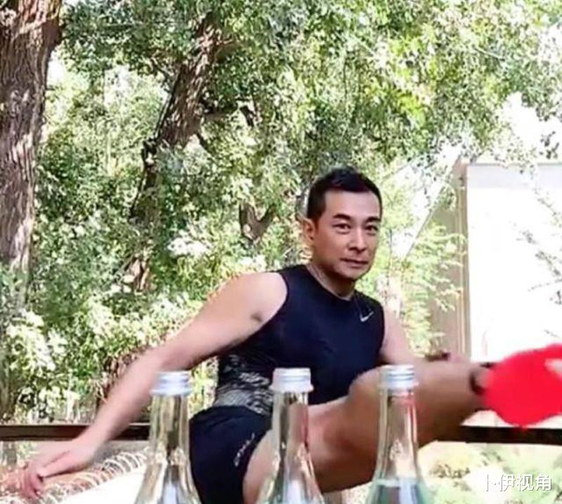 赵文卓|赵文卓的空中踢剑被质疑作假,对比下甄子丹,成龙,这动作确实难