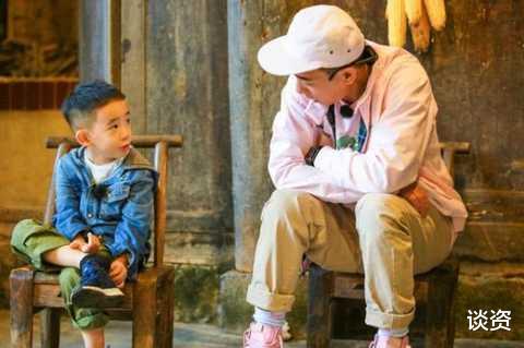 陈小春|刘恺威陈小春林峯长沙被偶遇,刘恺威瓜子脸抢镜,看着好年轻