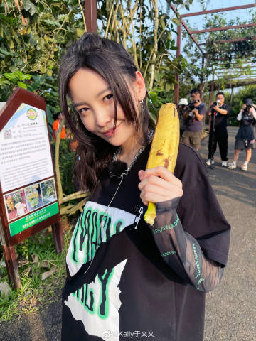 于文文|于文文发布日常随拍，手拿长长的香蕉，网友：好想咬一口