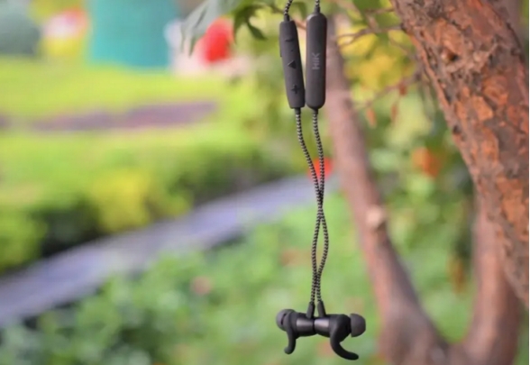 无线耳机|颈带式无线耳机哪款好，带线的耳机完美融合功能和音质