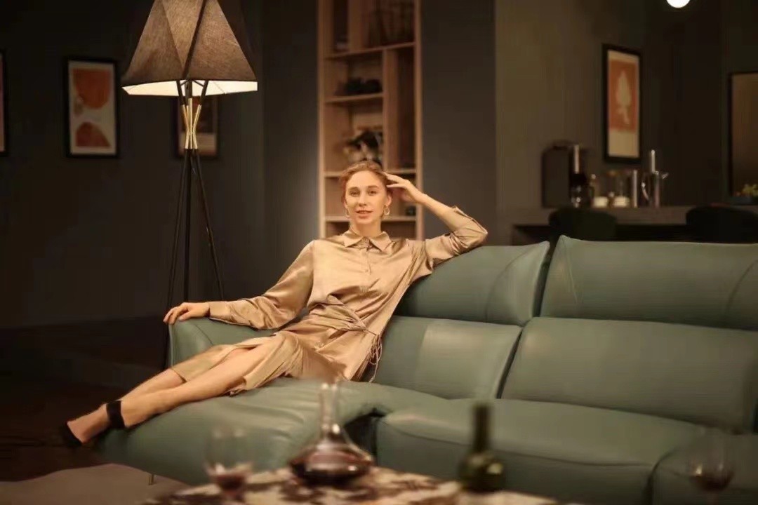 答应我,千万别轻易尝试电动功能沙发……