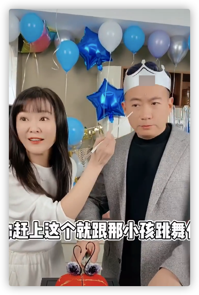 王小骞|王小骞为丈夫高调庆生，送3千元蛋糕被指豪横，同吃长寿面太甜蜜