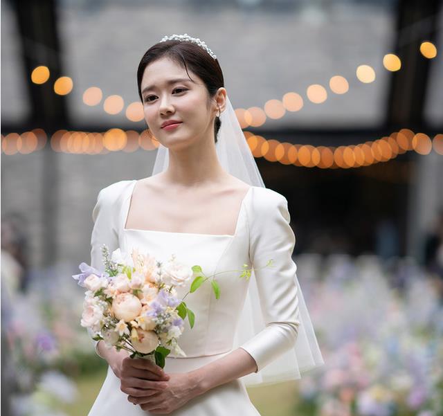 张娜拉|新娘张娜拉好美!白色拖地婚纱仙气满满,与男友携手进场超甜蜜