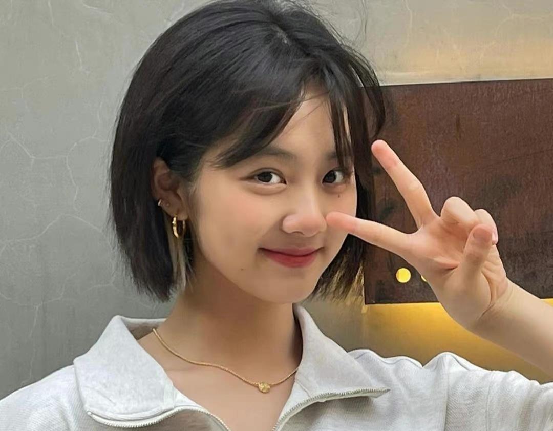 黄忆慈|黄多多晒自拍照,妆容大胆穿衣前卫,网友:继承了父母的高颜值