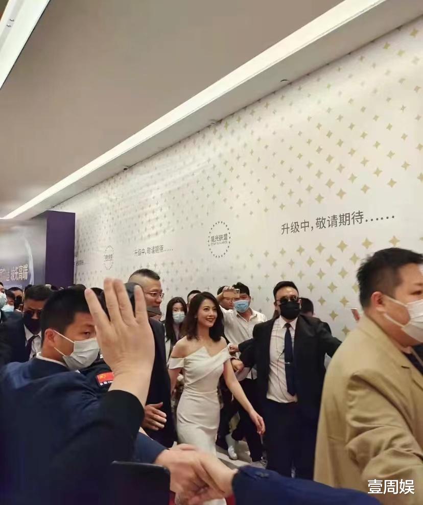 高圆圆|高圆圆跟女主持同台，因为一件衣服引热议，对方发文：别骂了！