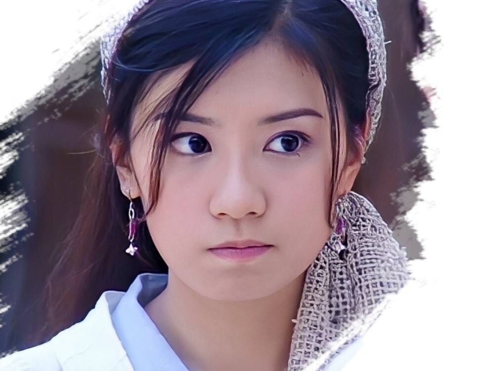 贾静雯|贾静雯晒一家5口合影,大女儿与继父同框显拘谨,小女儿恃宠而骄