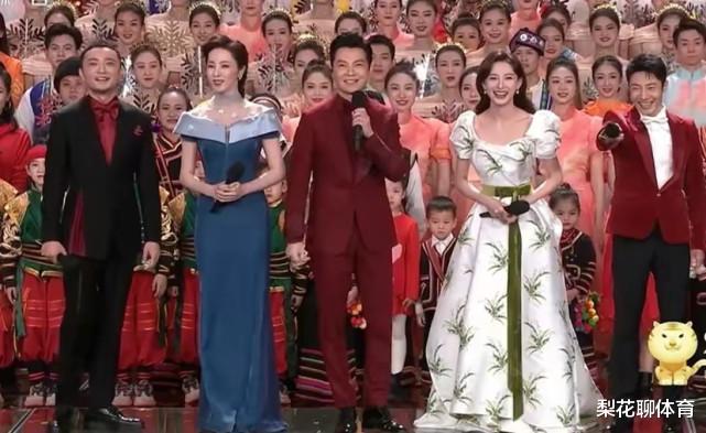 赵丽颖|赵丽颖首登央视春晚！换两套礼服紧张到脱妆，彻底封神成春晚赢家