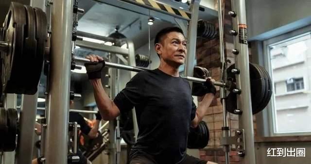 王朔|63岁王朔携美女现身高档餐厅，用高脚杯喝茅台，两人同框似两代人