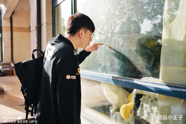 lpl|我打不了多久的职业了！小虎采访让粉丝集体破防，只想着燃烧自己