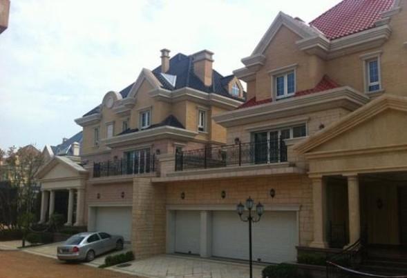 张艺谋|张艺谋居家日常,炒菜做饭陪孩子,妻子晒老公也晒大别墅!