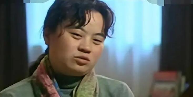 1999年雇主跑路,保姆没拿工钱,却将双胞胎“弃女”培养成大学生