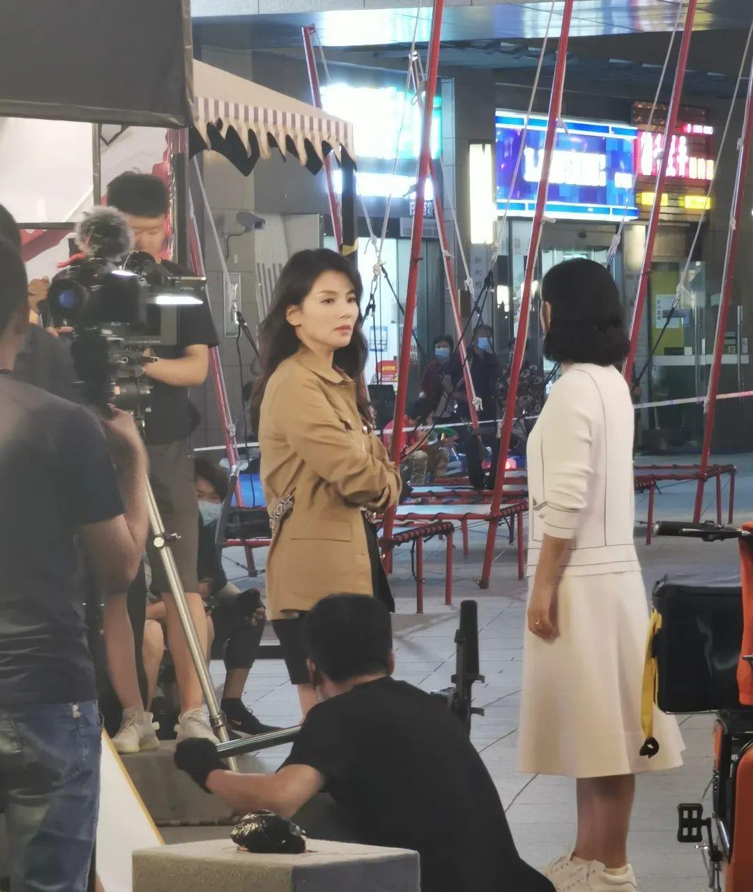 刘涛|路人拍的刘涛很普通，典型中年人身材，随便一个素人都比她漂亮