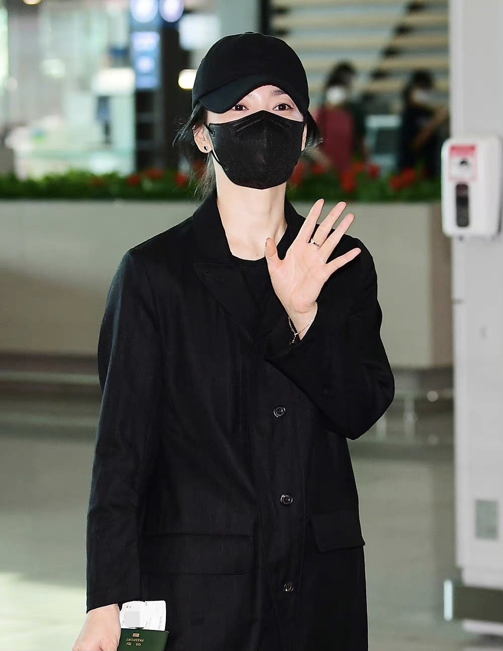 宋慧乔|乔妹黑色棒球帽低调现身,很少戴首饰的她,手指间是婚戒类似款?