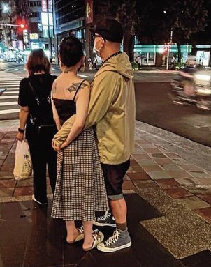 大S|大S与具俊晔不怕热议，街头搂腰，牵手方式暴露谁主动