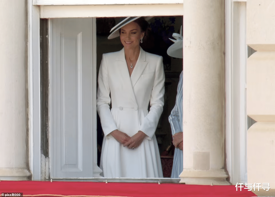 威廉|王室流量王路易小王子表情包火了，身穿水手服来自40年前威廉同款