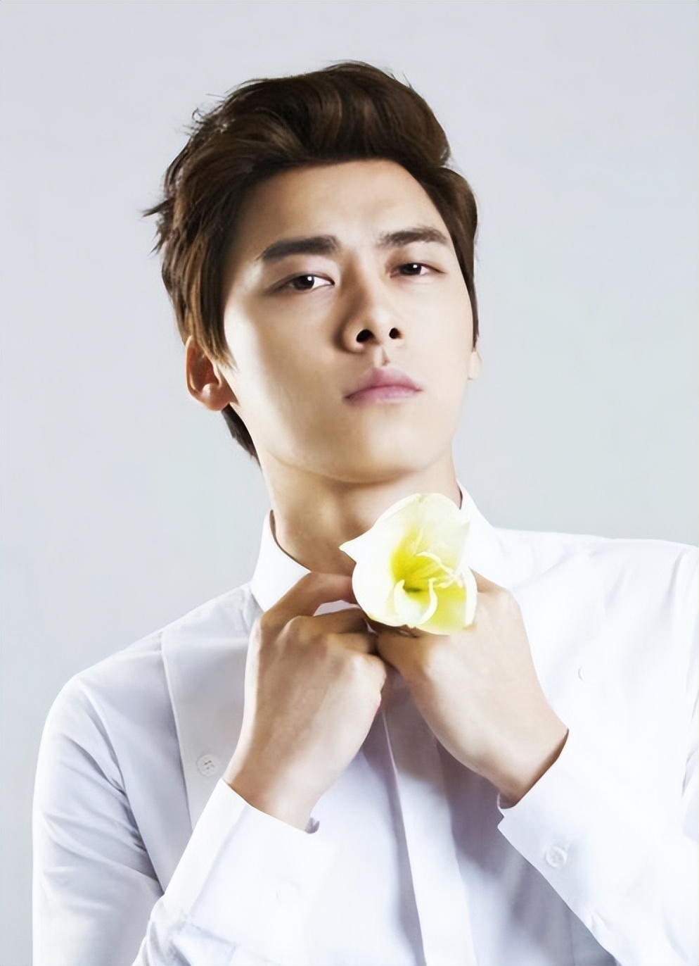 李易峰|李易峰旧照被扒，身在c位却扎心，网友：快结婚了