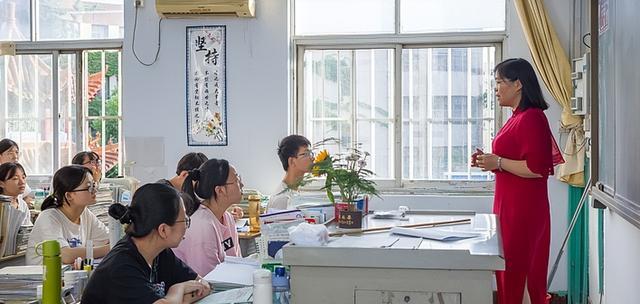 教师|某中学新聘教师名单走红,很多是名校生,仅一人是师范学校毕业