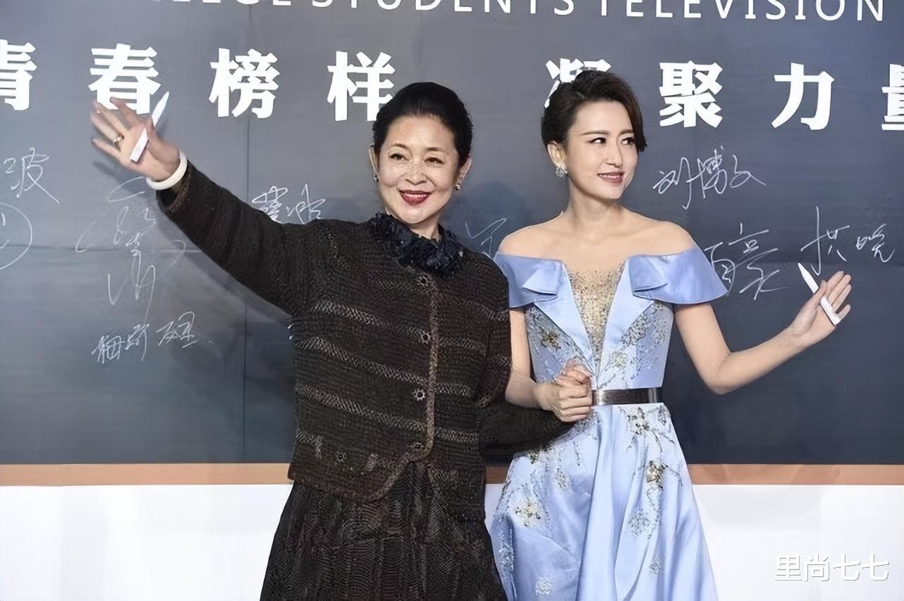 倪萍|倪萍张蕾同框，前辈倪萍着装优雅不落俗套，后辈张蕾瞬间显暗淡