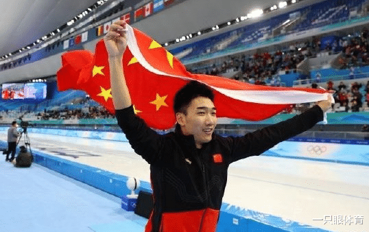 国际米兰|争议！车旼奎用手抹灰领奖台，替韩国喊冤，网友：打脸自己国家