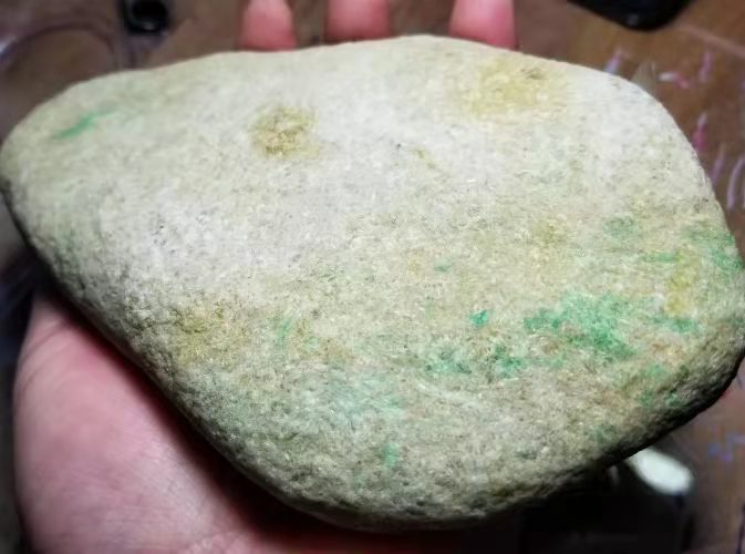 翡翠|一块来自大马砍的原石头，皇家的黄色和绿色，可以雕刻成一个世代相传的宝藏吗？