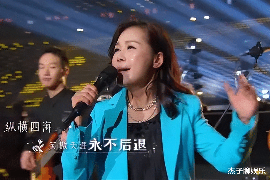 田震|田震的没落折射出多少演员的无奈:时代抛弃你时,连招呼都不会打