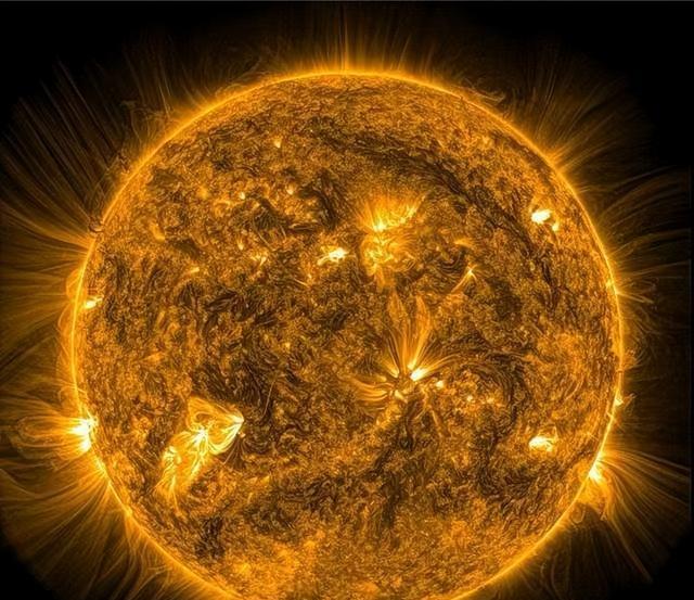 如果太阳熄灭,人类多久才能感知到?8分钟后?准确来说是1万年